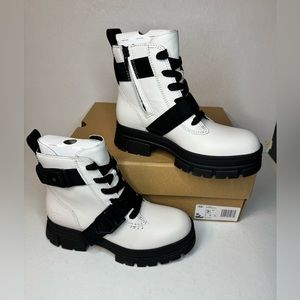 Ugg women’s Ashton Lace Up black & white casual classic comfy outdoor style